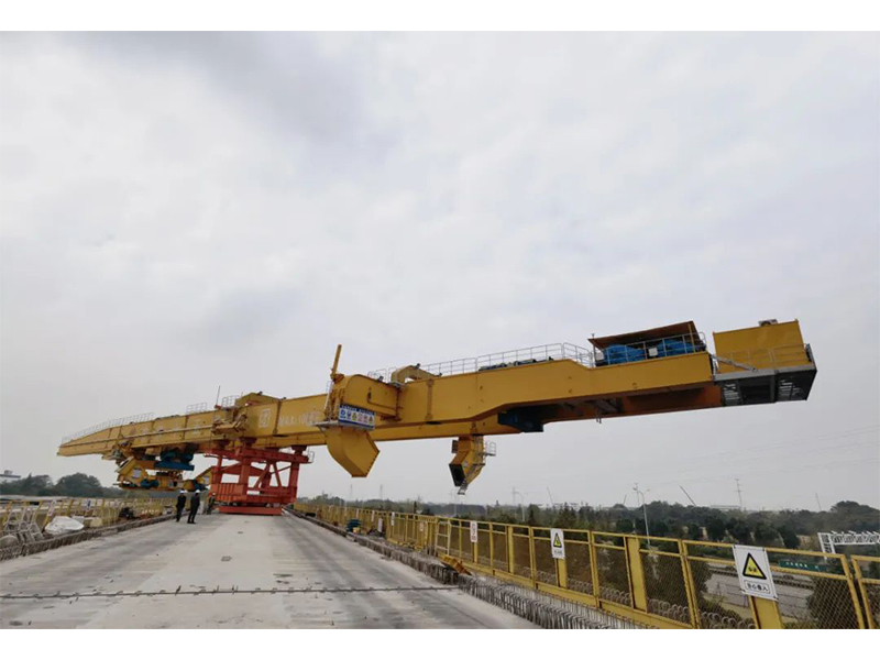 新建高鐵上：千噸架橋機空中轉體?